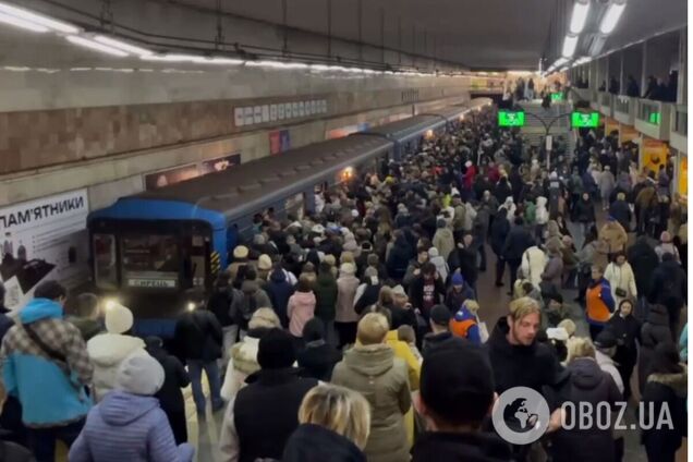 Забиті вагони та натовпи на станціях: у Києві через повітряну тривогу виник колапс у метро. Фото і відео