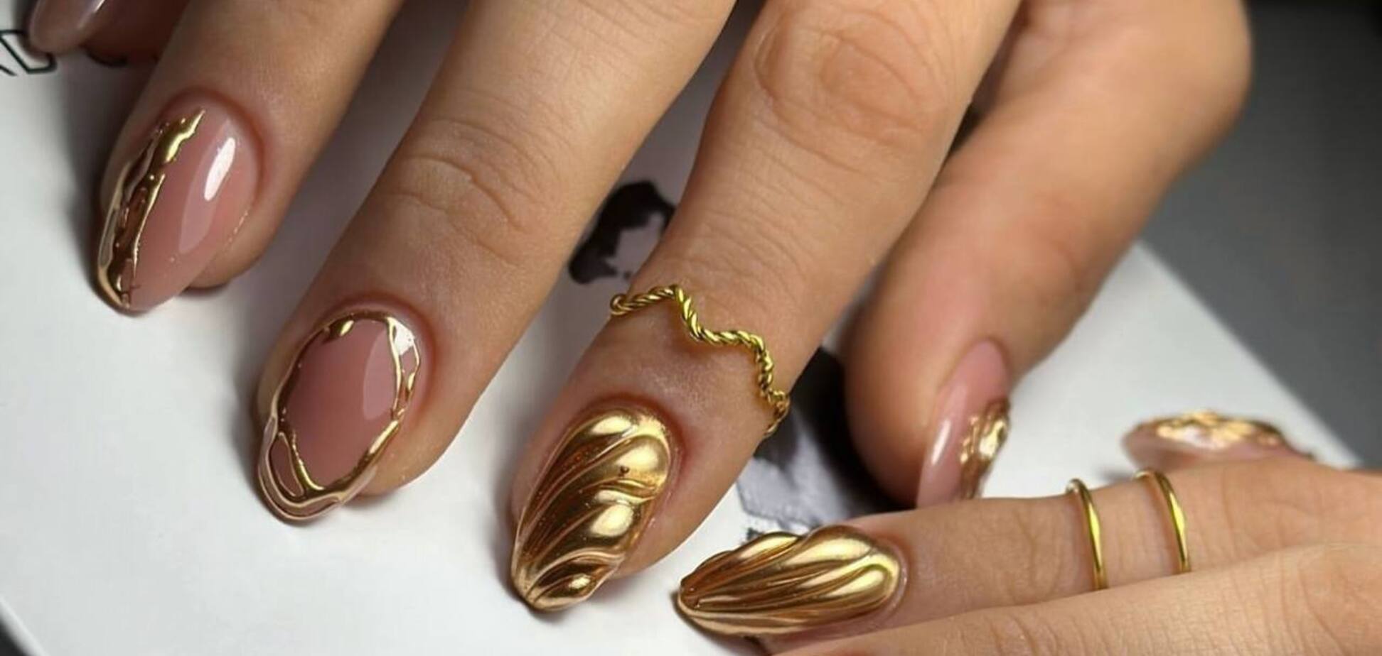 Этот маникюр много лет был антитрендом: лучшие 3D-дизайны для смелых