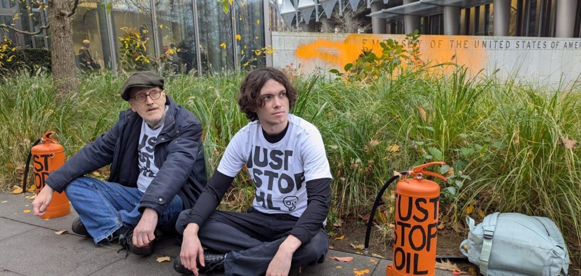 У Лондоні кліматичні активісти облили фарбою посольство США після перемоги Трампа на виборах. Відео