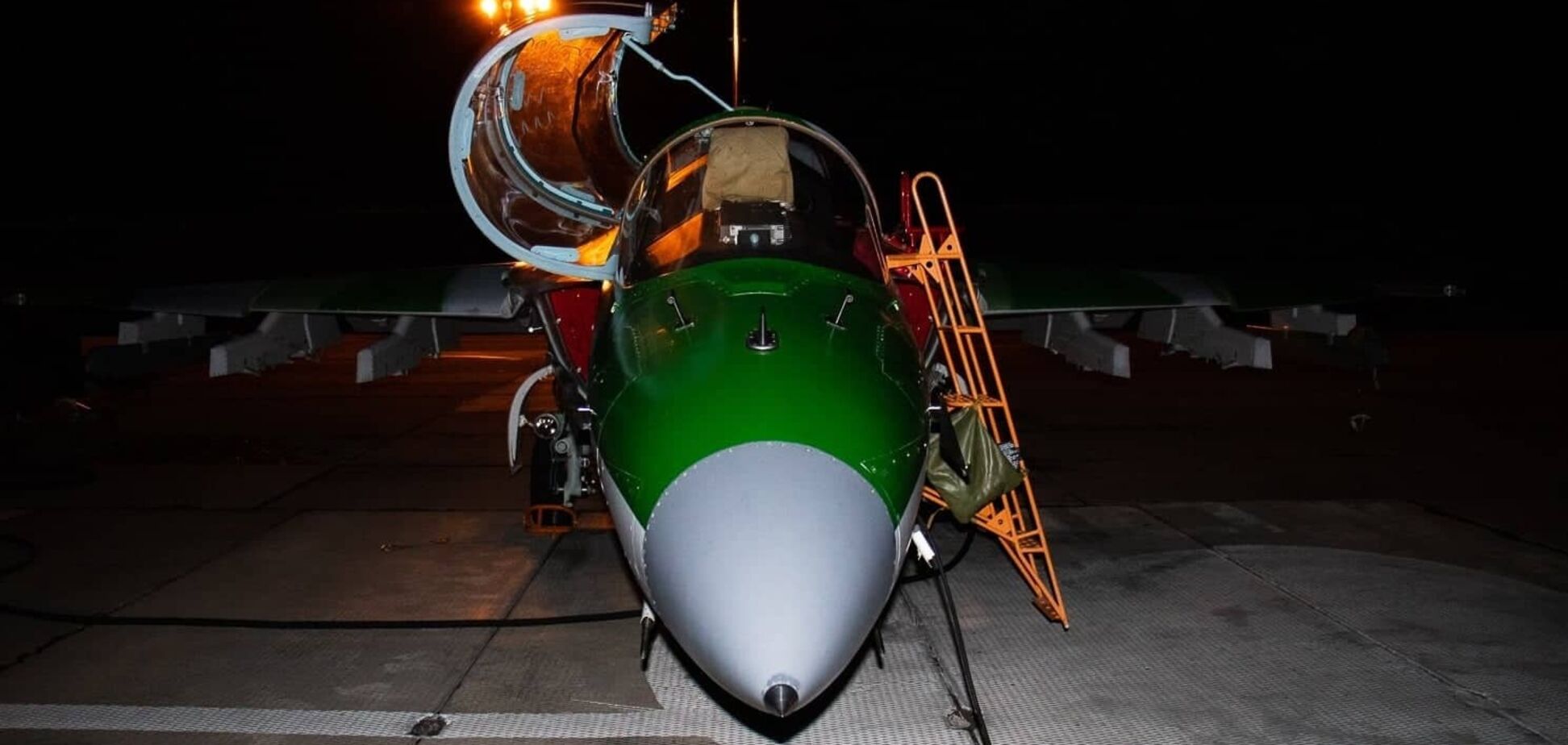 У В'єтнамі розбився літак російського виробництва: двом пілотам вдалося катапультуватися