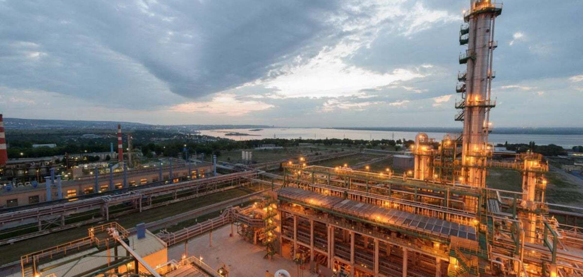 У Саратові спалахнула пожежа в районі НПЗ після атаки БПЛА: влада заявила, що то 'факел, який горить завжди'. Відео