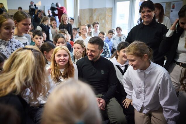 'Наши дети сохраняют связь с Украиной': Зеленский посетил государственную украинско-венгерскую школу в Будапеште. Фото и видео