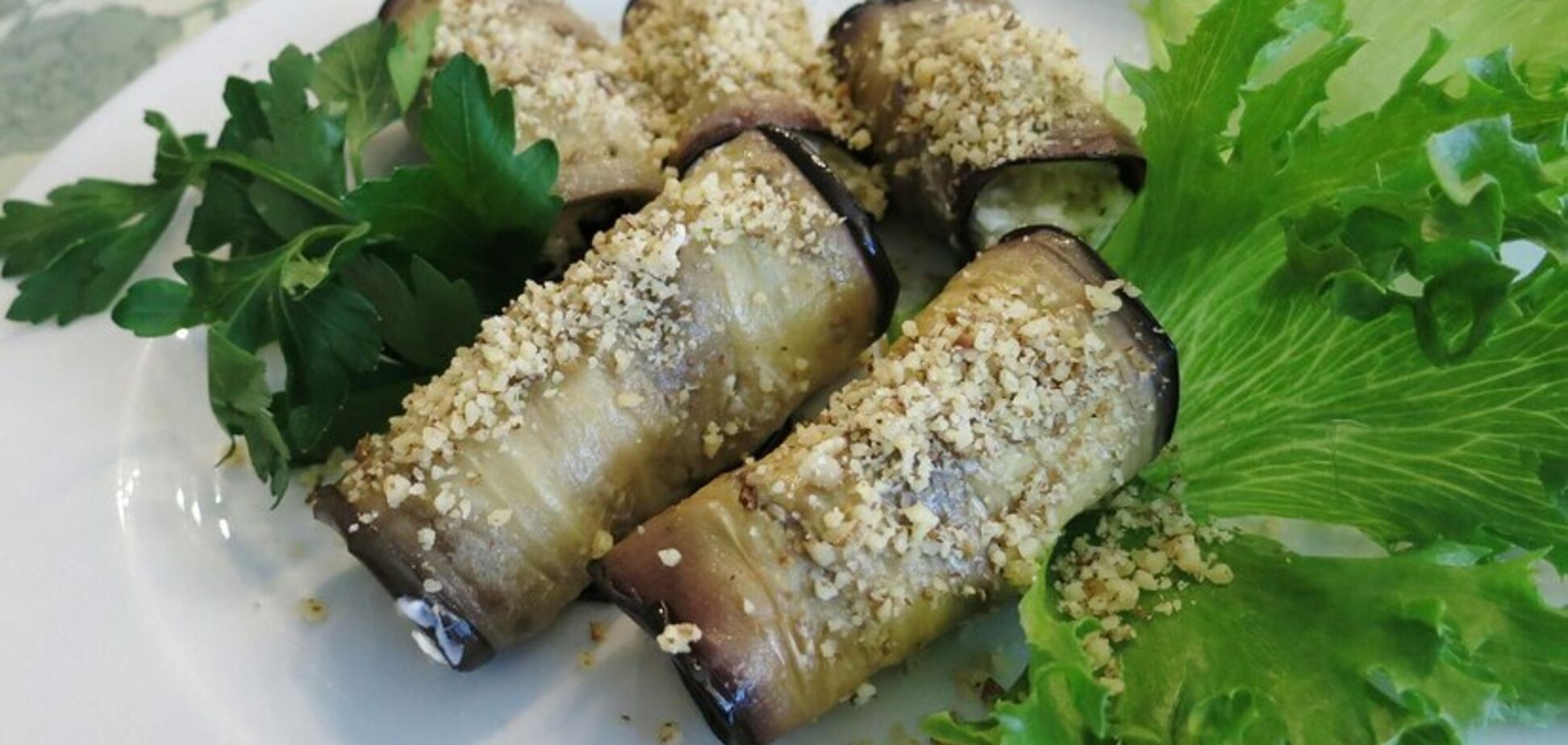 Ліниві баклажанові рулетики з оригінальною начинкою: варіант закуски на будь-який випадок