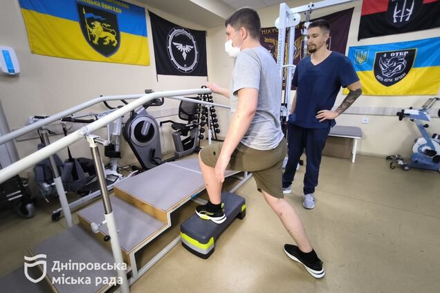 'Он смог подняться на цыпочках, и мы этим гордимся': как в Днепре работает реабилитационный центр, помогающий раненым защитникам