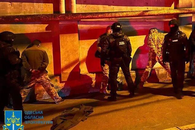 Видавали себе за працівників ТЦК і поліцейських: в Україні ліквідували злочинну групу, яка вимагала гроші у чоловіків. Фото і відео