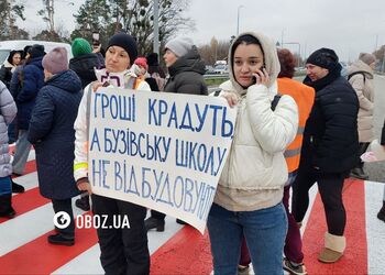 На відбудову зібрали близько 1,5 млн, але нічого не зробили: на Київщині невдоволені батьки учнів ліцею перекривали трасу. Фото