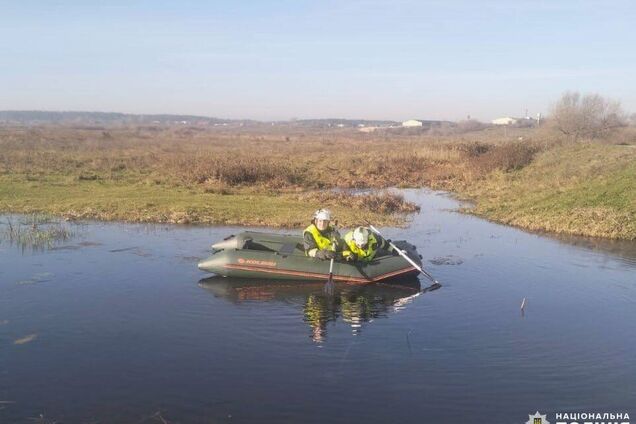 Водитель был пьян: в Ривненской области авто слетело в реку, пассажир погиб. Фото