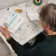 Иллюстрация: человек с большим количеством квитанций в руках