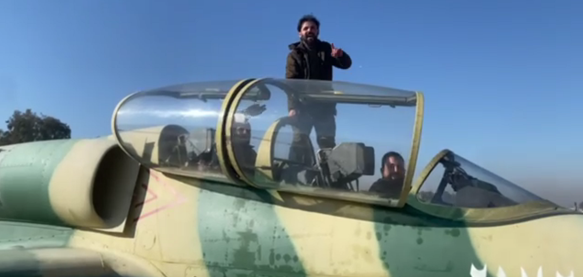 Самолеты, вертолеты и иранские дроны: появились видео с трофеями сирийских повстанцев после бегства сил Асада