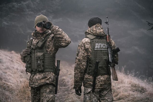 На Сумщині влучним скидом з дрона знищено ворожий склад боєприпасів. Відео