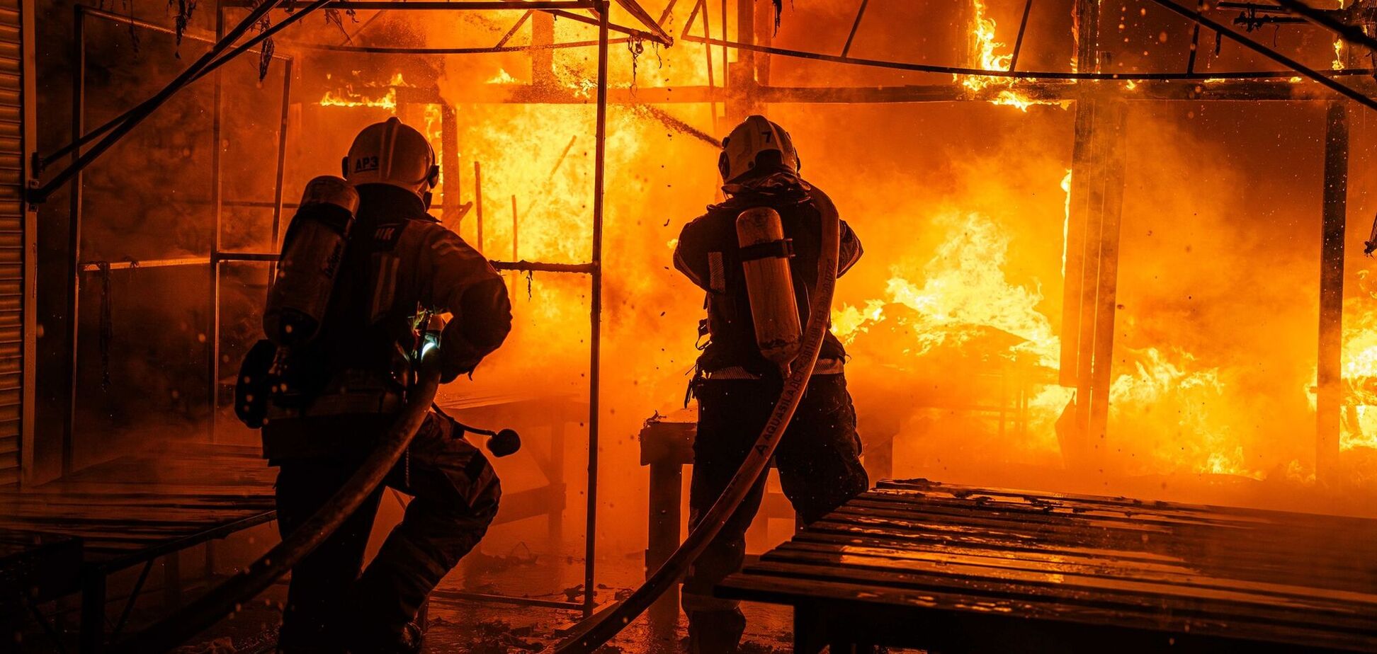 В Киеве загорелся рынок, пожар не связан с атакой РФ. Фото и видео