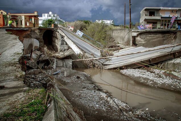 Автівки загрузли у багнюці, зруйновані мости, пошкоджені судна: по Греції вдарив потужний шторм 'Бора', є загиблі. Фото та відео
