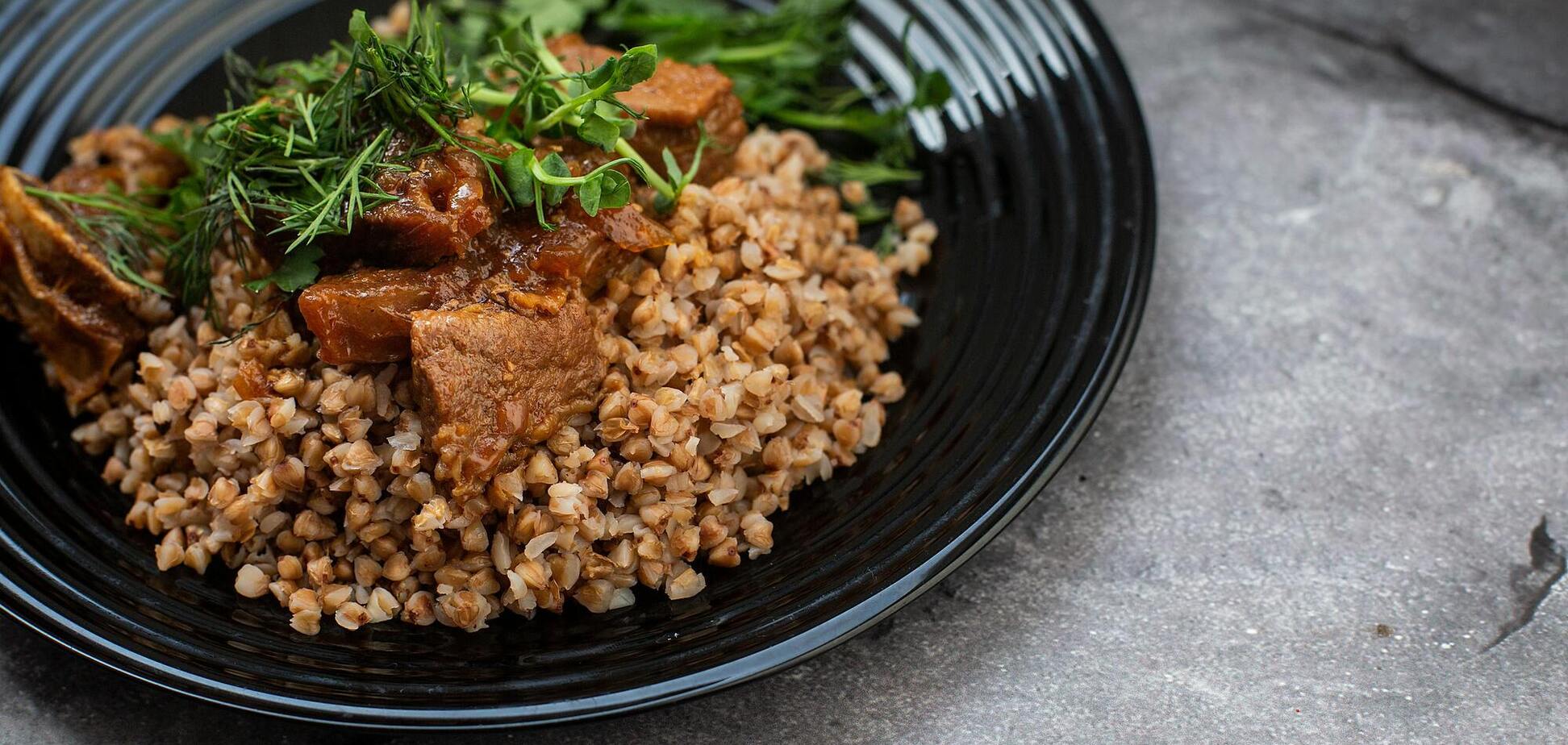 Не просто пресная каша: как вкусно и сытно приготовить гречку на обед