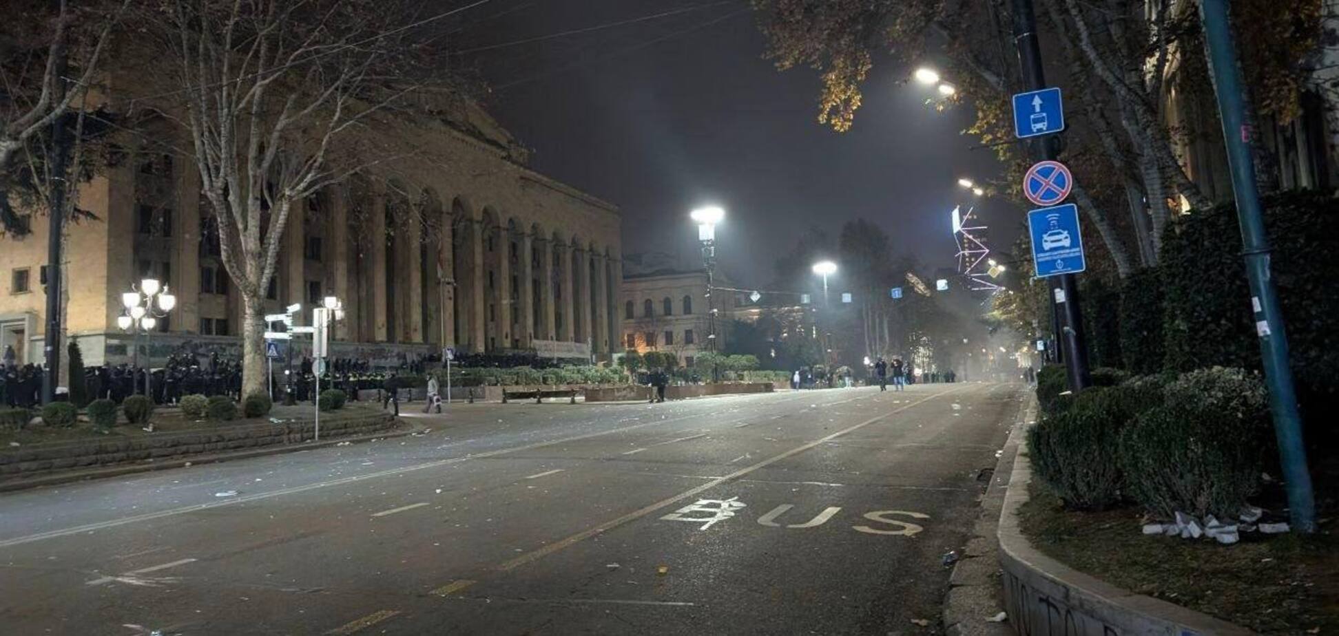 Водомети, газові капсули, кулемет із феєрверків: спецназ у Тбілісі знову жорстко розігнав мітингувальників. Відео