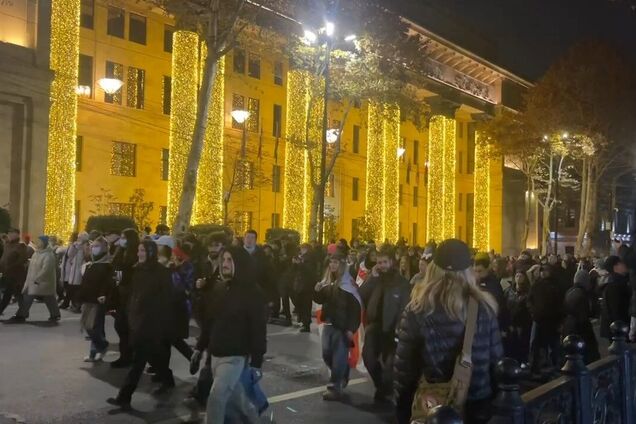 В Тбилиси ситуация обострилась: в силовиков впервые полетели 'коктейли Молотова', есть задержания. Фото и видео