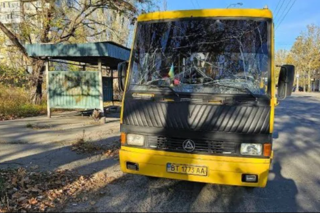 Окупанти вдарили по громадському транспорту в Херсоні: є загиблі та поранені 