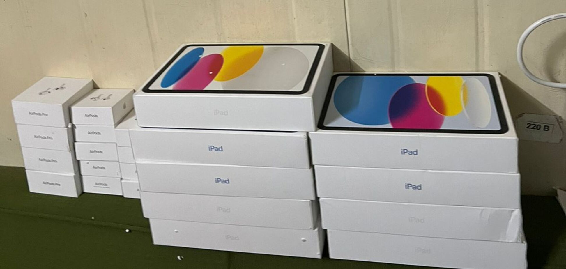 Поймали с поличным: прикарпатец пытался ввезти в Украину технику Apple на полмиллиона гривен. Фото