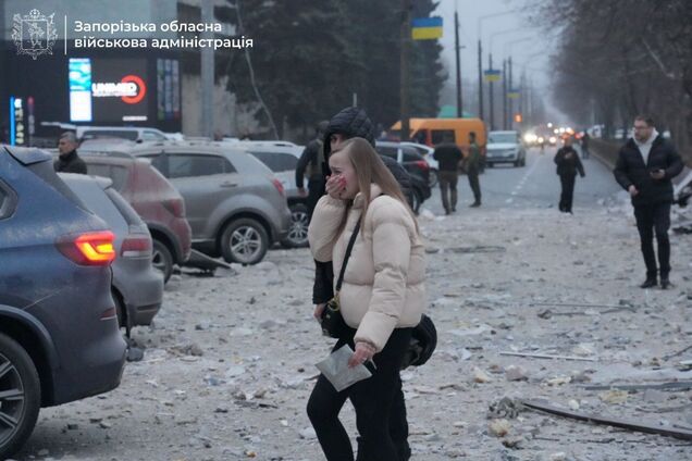 Окупанти завдали удару по Запоріжжю: зруйновано приватну клініку, є загиблі й поранені. Фото та відео