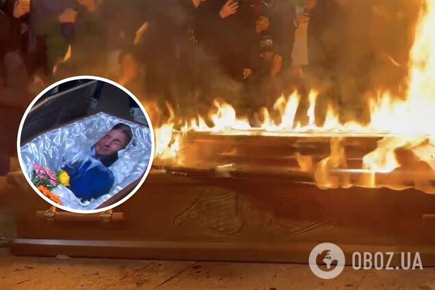 У Тбілісі протестувальники спалили труну з фотографією засновника партії 'Грузинська мрія'. Відео