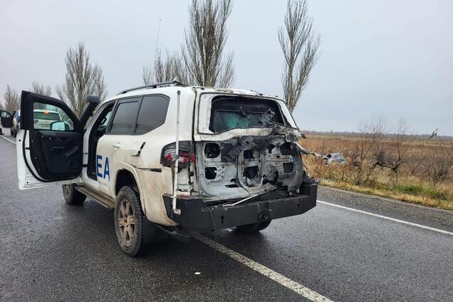 Російський дрон влучив у автомобіль МАГАТЕ, який їхав до тимчасово окупованої росіянами ЗАЕС. Відео