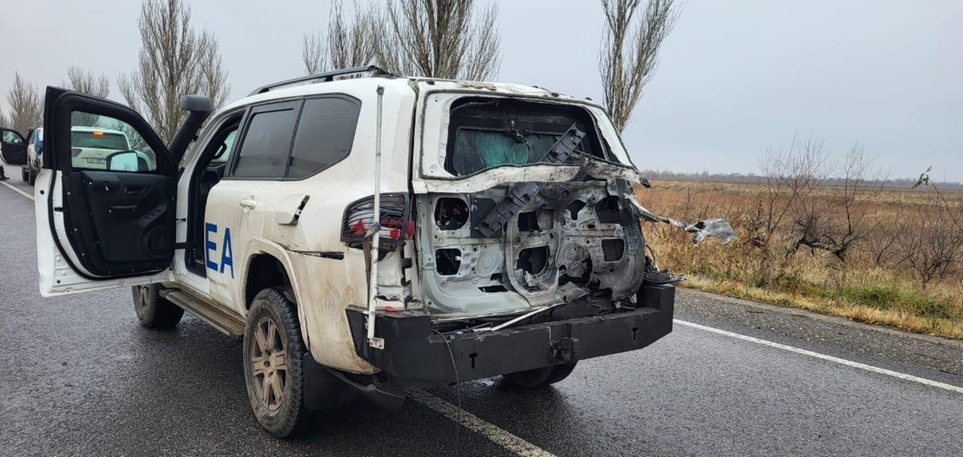 Российский дрон попал в автомобиль МАГАТЭ, ехавший на временно оккупированную россиянами ЗАЭС. Видео