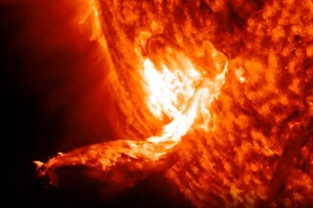 Мощная солнечная вспышка класса X вызвала отключение радиосвязи и будет еще ощутима на Земле до 11 декабря. Видео