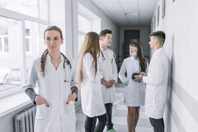 'В Україні війна, нам треба в сотні разів більше медиків, ніж будь-де у світі': ідея МОН зменшити кількість медвишів обурила мережу