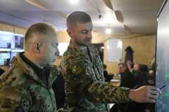 'Принимаем нестандартные решения': Сырский посетил бригады ВСУ на Покровском направлении. Фото