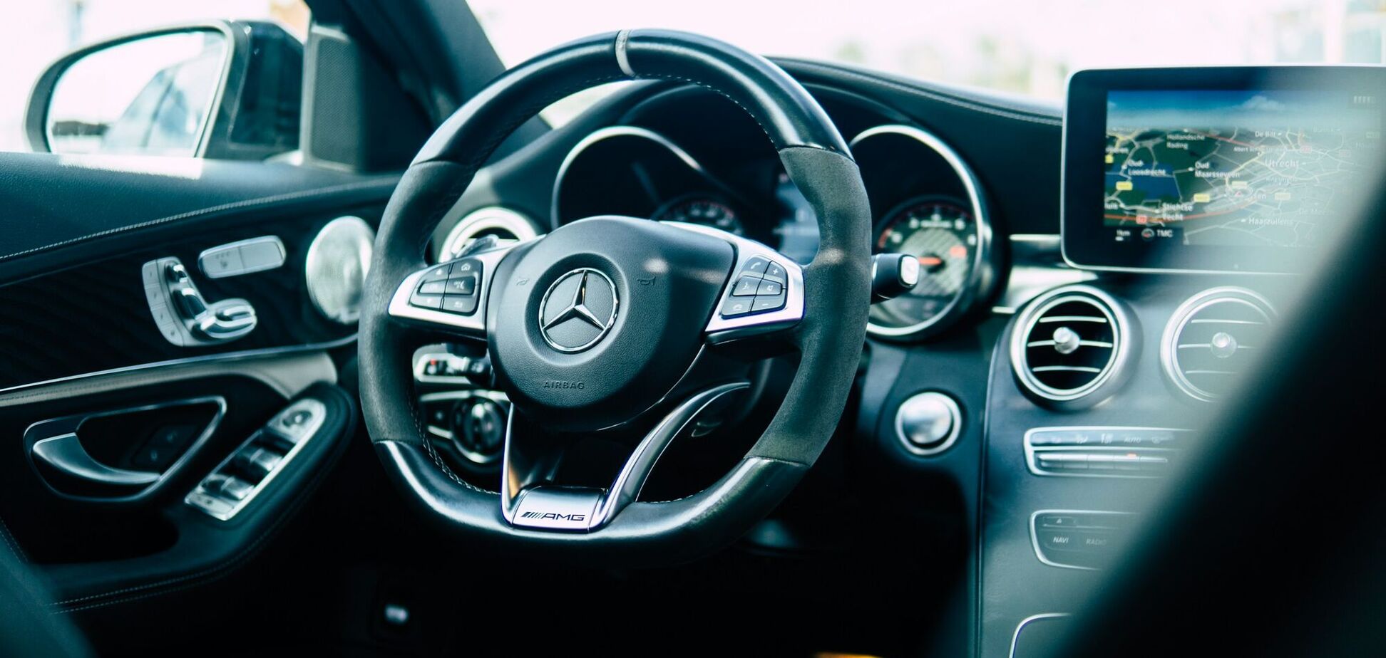 ВАКС отобрал у чиновника элитный автомобиль, купленный на нечестно заработанные деньги