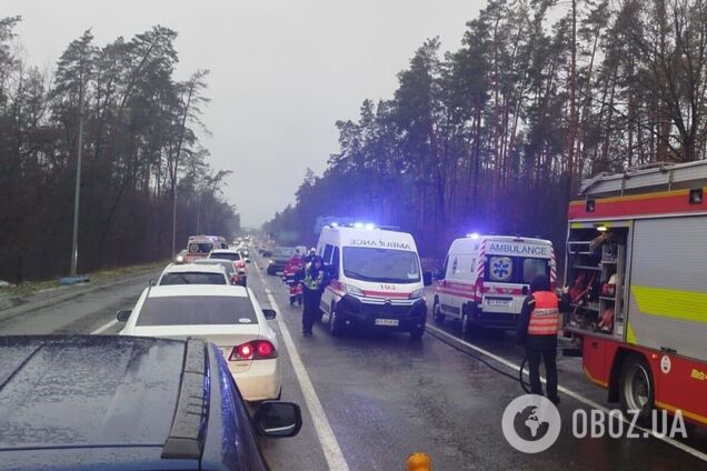 В Киеве произошла авария с участием нескольких автомобилей: есть пострадавшие. Подробности ДТП, фото и видео
