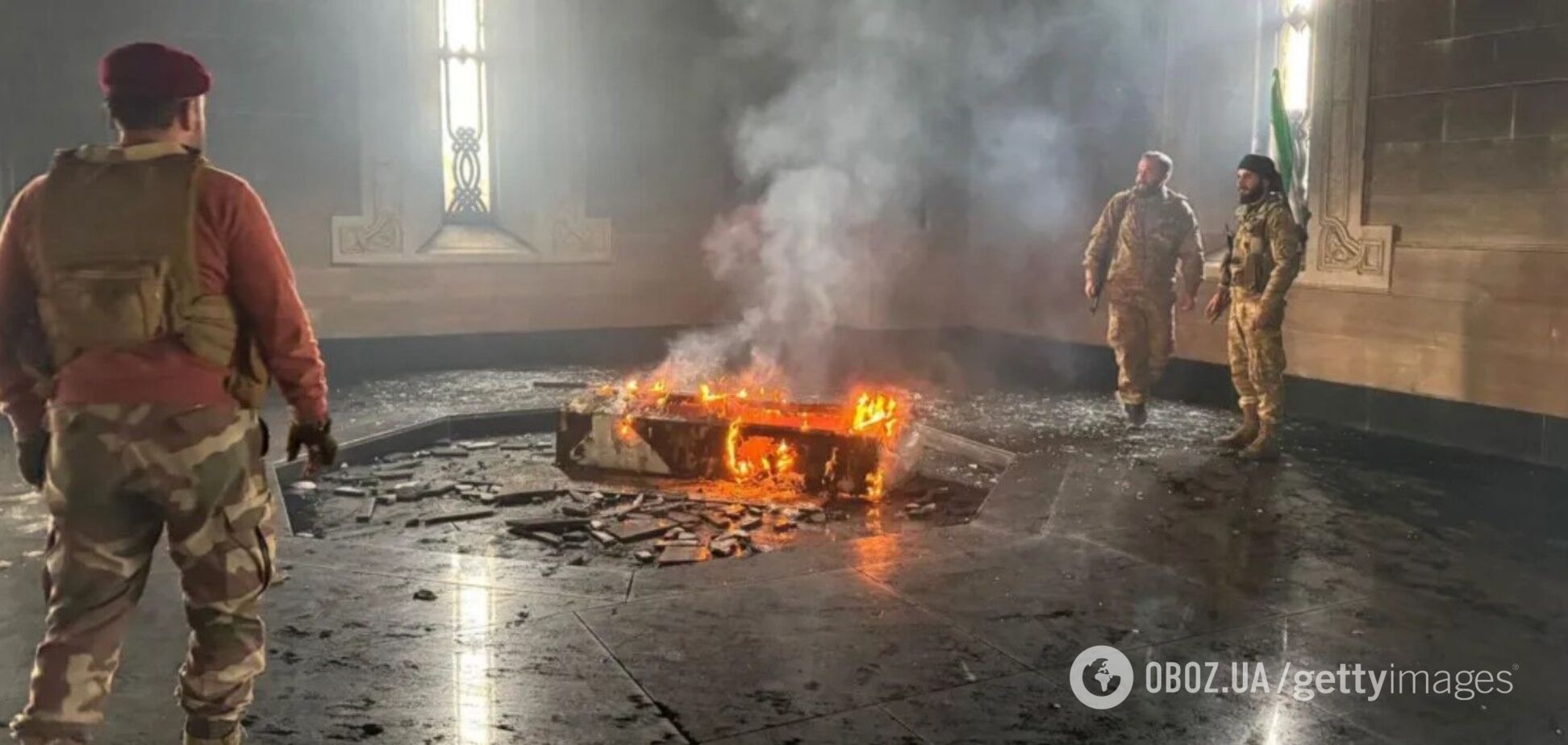 В Сирии повстанцы сожгли гробницу отца свергнутого президента Башара Асада. Фото и видео