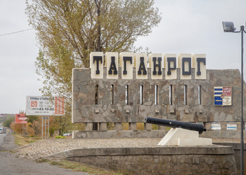 У Таганрозі пролунала серія вибухів: влада заявила про атаку БПЛА і ракетами. Відео