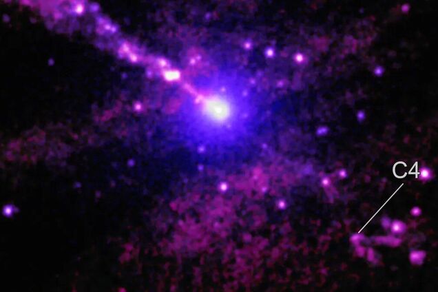 Гигантская струя из черной дыры-монстра взорвала таинственный объект в глубоком космосе. Видео