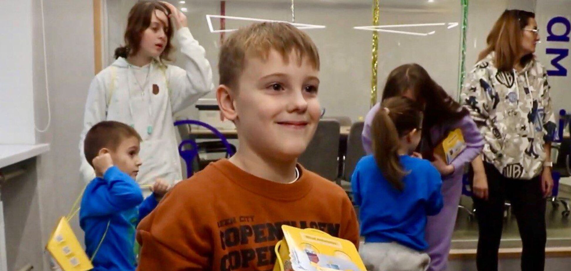 'Здесь весело и можно играть': для детей-переселенцев из Мариуполя в Днепре провели новогоднюю акцию Фонда Рината Ахметова