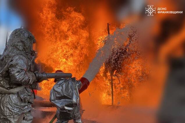 Самая массированная атака на Прикарпатье с начала полномасштабной войны: спасатели показали, как боролись с огнем. Фото