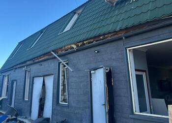 На Одещині внаслідок ворожої атаки пошкоджено офіс транспортної компанії та вантажівки: з'явилися подробиці. Фото