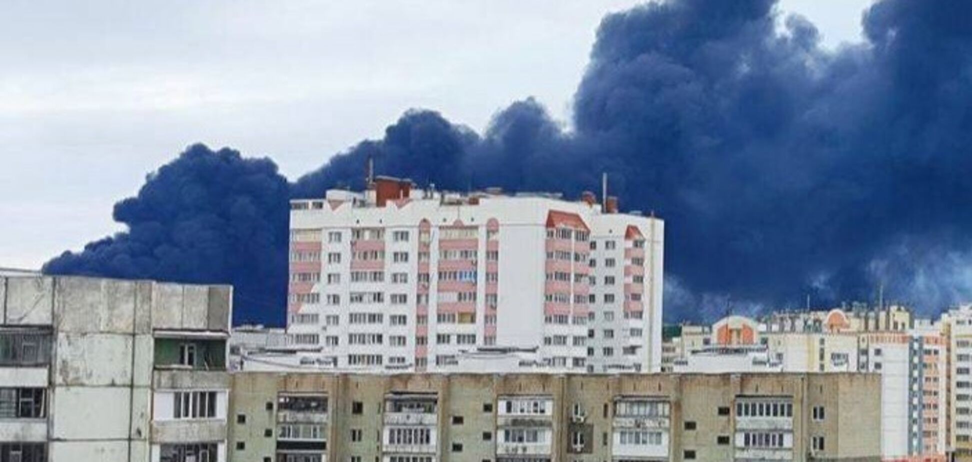 Палає ще більше: на ураженій нафтобазі в Орлі посилилася пожежа. Фото та відео