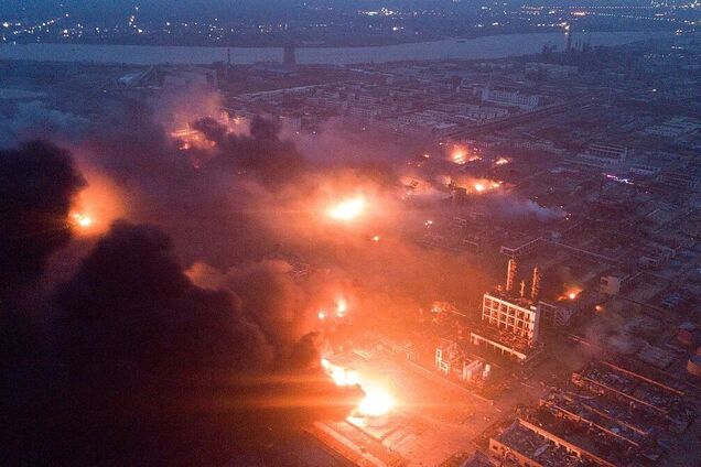 В российском Орле дроны ударили по нефтебазе: жители пожаловались на мощные взрывы. Фото и видео