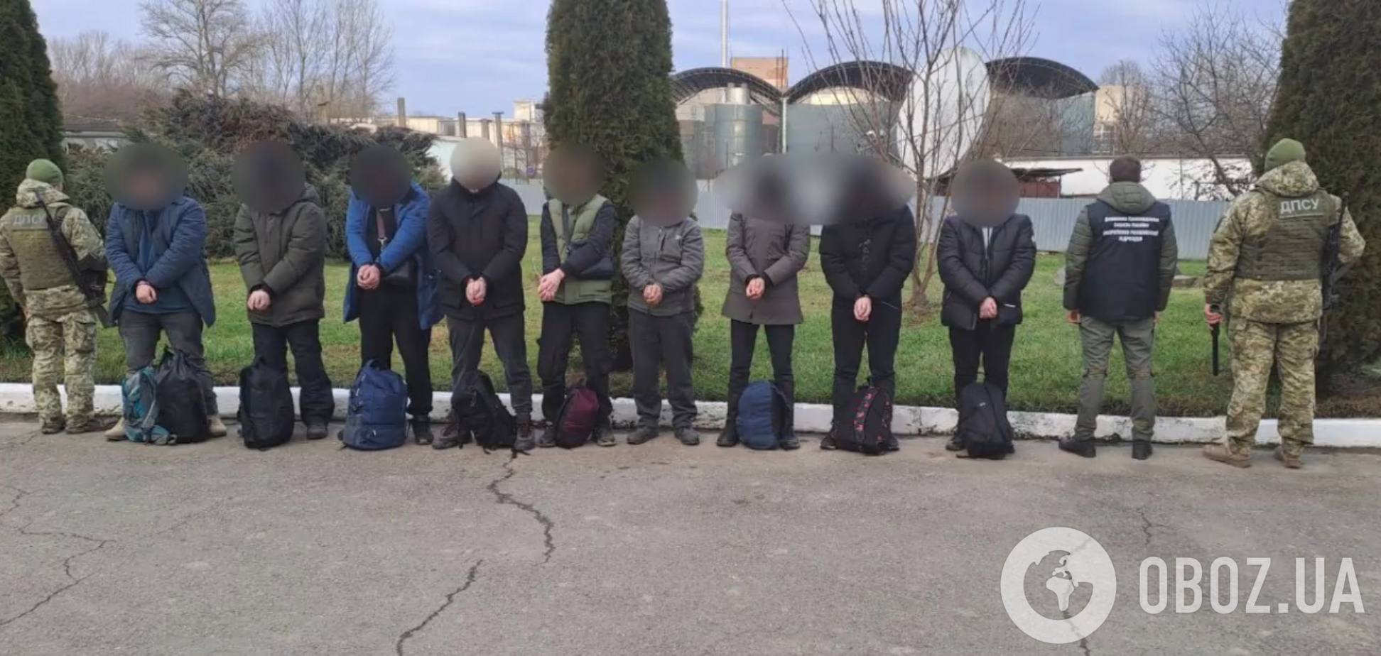 Сховалися в цибулі: на Закарпатті піймали 8 чоловіків, які намагалися втекти з України