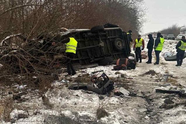 На Львівщині сталася страшна ДТП із трьома автомобілями: загинули семеро людей. Фото