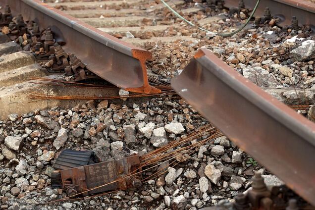 У Росії підірвали залізницю неподалік моторного заводу: ГУР показало відео