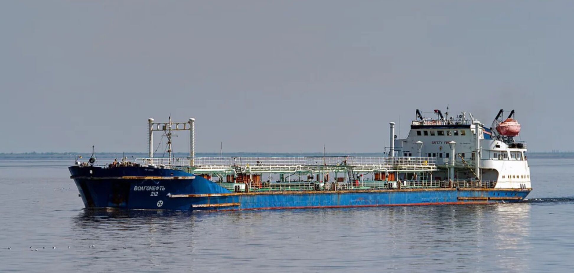 У побережья Крыма разломило пополам два российских танкера 'Волгонефть', есть погибший. Видео