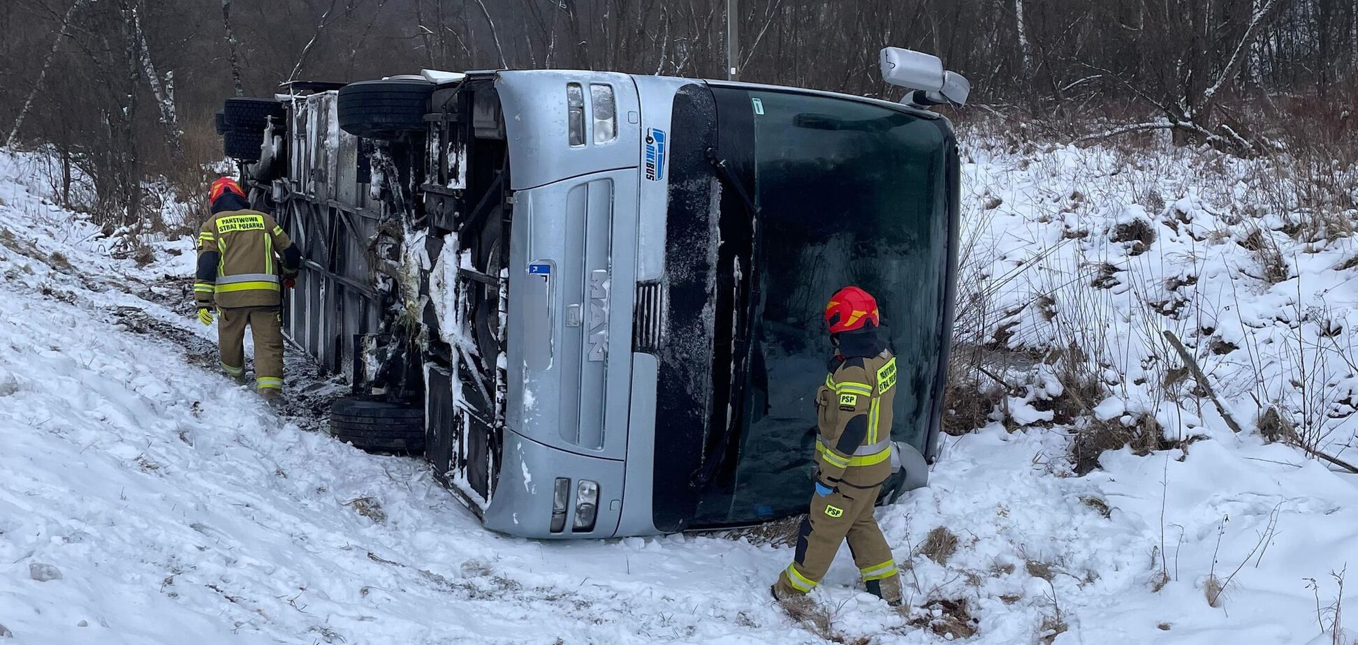 У Польщі біля кордону з Україною зазнав аварії туристичний автобус: постраждали 19 осіб. Фото