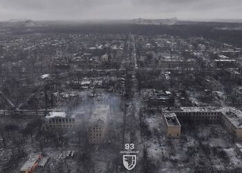 Заснеженный, разрушенный, в огне и копоти: военные ВСУ показали, как сегодня выглядит Торецк. Фото