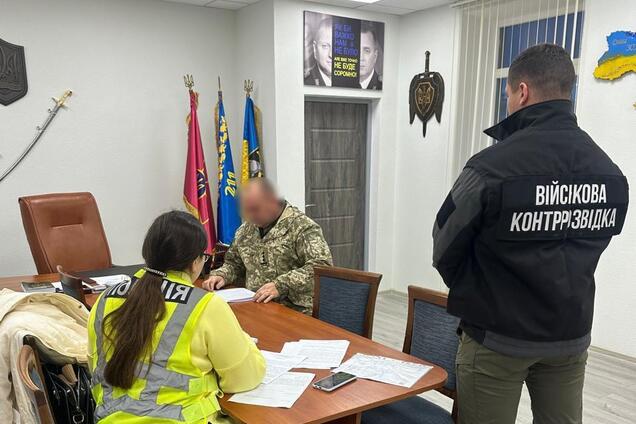 Залучив підлеглих до будівництва власного будинку: командиру 211-ї бригади, де знущалися з бійців, повідомили про підозру. Фото