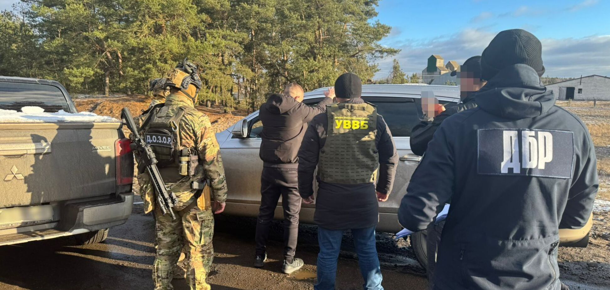 Организовали выезд уклонистов в Беларусь: на Ривненщине поймали 'на горячем' правоохранителя и его сообщника. Фото