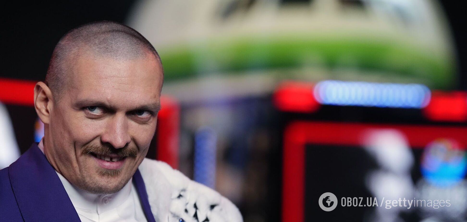 Усик заліз у кабіну літака й відмовився спускатися під час прибуття Ф'юрі. Відео