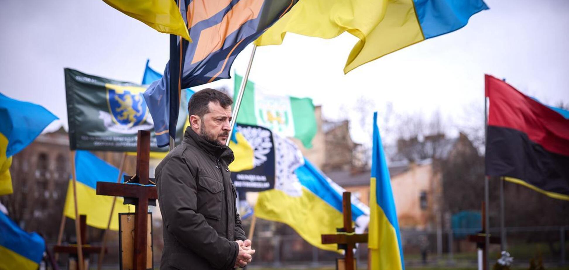 'Отдали свою жизнь ради нашей независимости': Зеленский на Марсовом поле во Львове почтил память погибших воинов. Фото