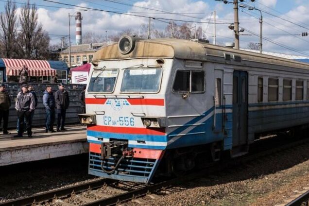 Була в навушниках і не почула сигналу: на Харківщині потяг важко травмував 13-річну дівчинку 