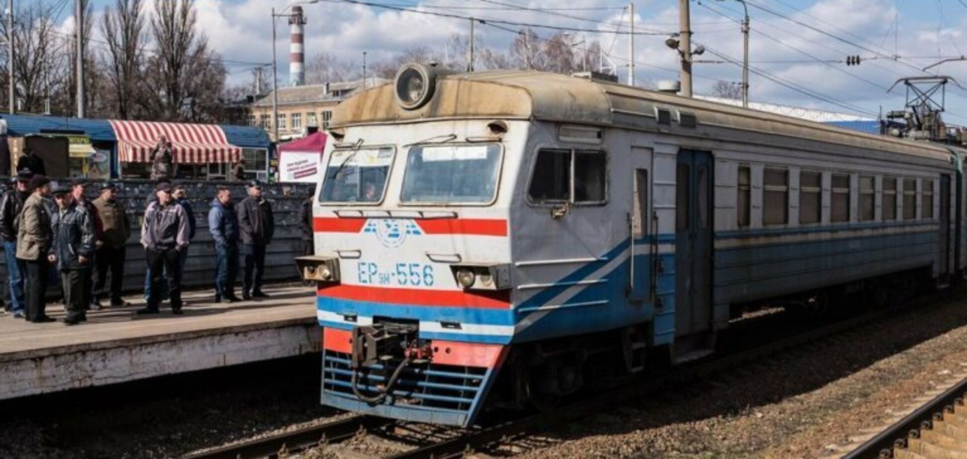 Была в наушниках и не услышала сигнала: в Харьковской области поезд тяжело травмировал 13-летнюю девочку